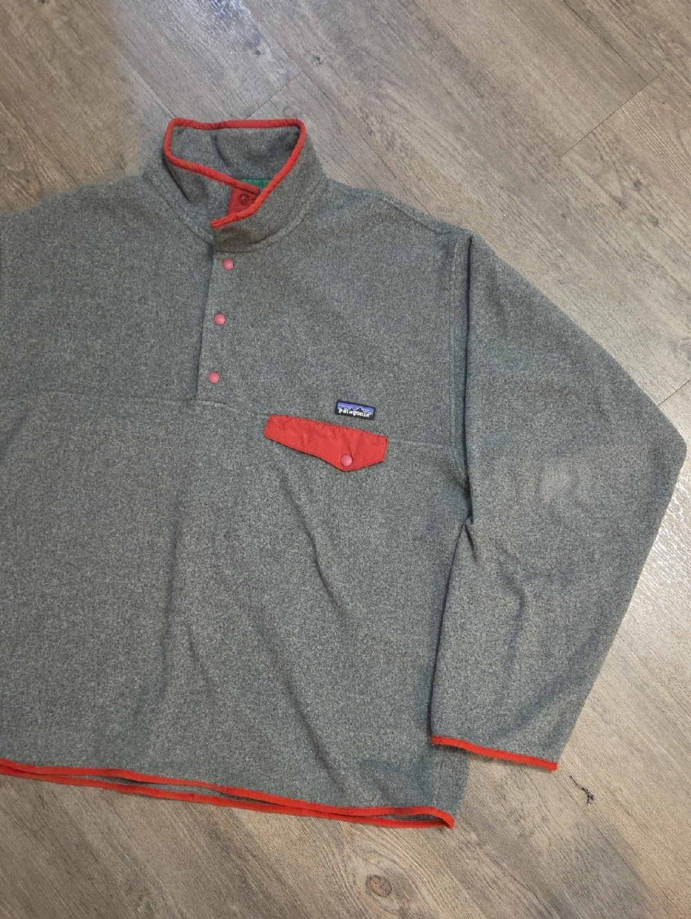 Patagonia • Synchilla Snap-T Lightweight Fleece Pullover (Grey with Red Trim) - Picture 6 of 10